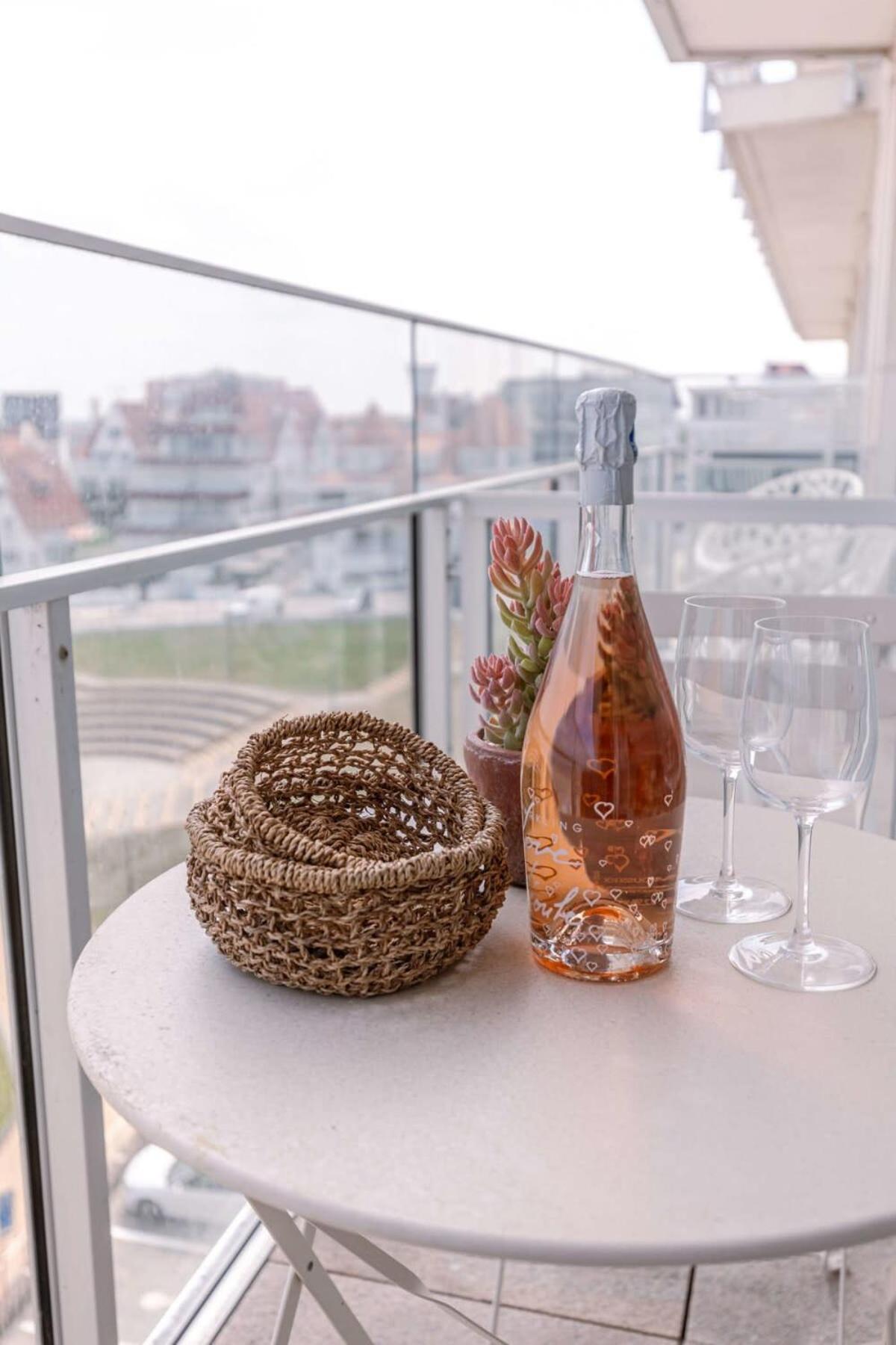 Апартаменты Stunning Studio With Sea-View And Terrace Кнокке-Хейст Экстерьер фото